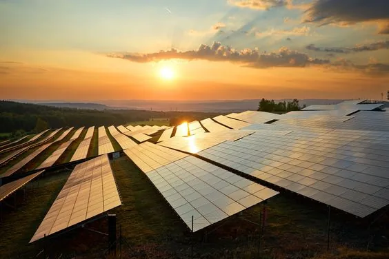 Usina solar limpa ao pôr do sol